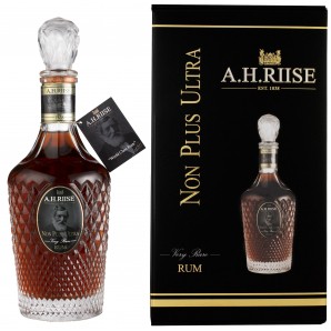 A.H. Riise Non Plus Ultra Very Rare Rom 42% 70 cl. (Gaveæske)